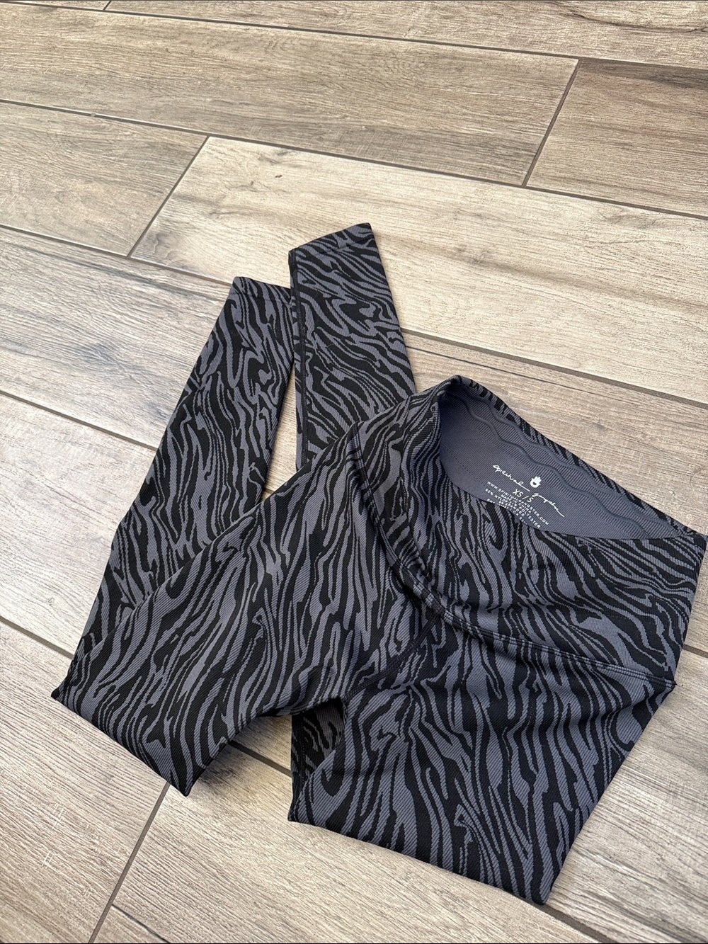 Spiritual Gangster Black & Gray Wave-Trim Leggings XS/S